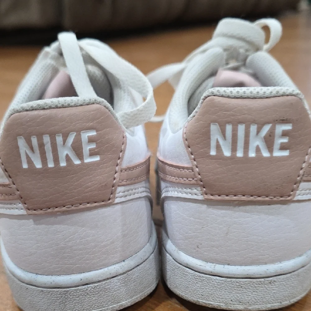 Nike Women's White and Light Pink Sneakers - Picture 3 of 4